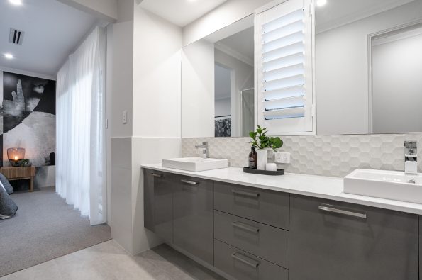 LOOK NO FURTHER THAN THIS 4X2 IN LAKELANDS!!